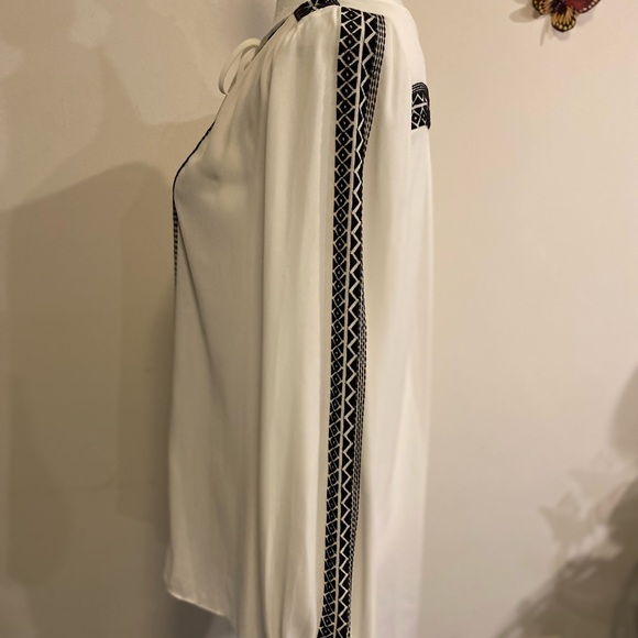 WHBM white oversized blouse with black accents high-low long sleeve size 6 - Picture 2 of 8